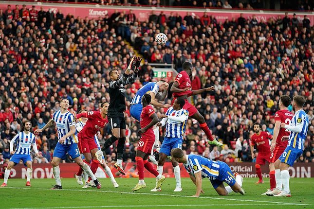 AFP IMBANG : Para pemain Liverpool berebutan bola dengan pemain Brighton & Hove Albion pada lanjutan Premier League musim 2021-2022 di Stadion Anfield, Sabtu (30/10) malam WIB yang berakhir imbang 2-2.