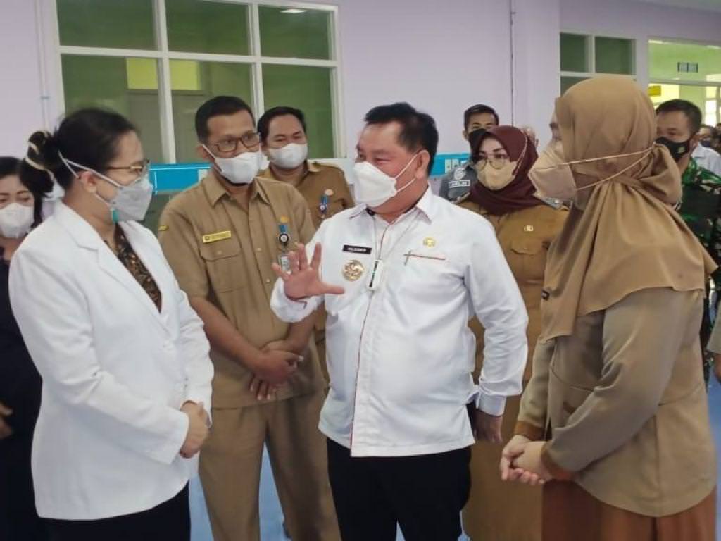 KUNJUNGAN: Bupati Kotim, H Halikinnor berbincang dengan salah satu dokter spesialis saat meninjau langsung poliklinik yang baru di buka di RSUD dr Murjani Sampit, Selasa (12/10).