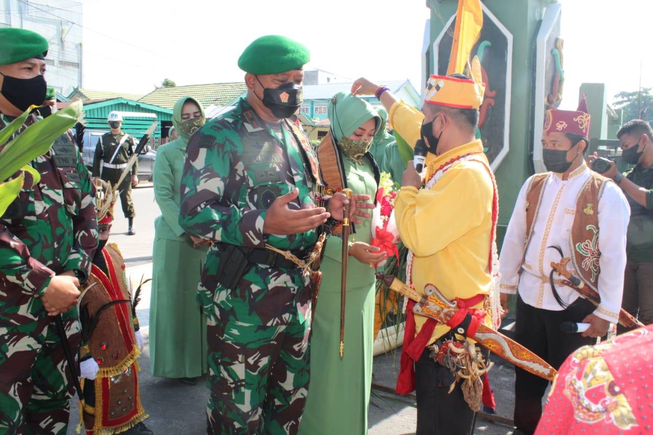 KUNJUNGAN KERJA: Danrem 102/Pjg Brigjen TNI Yudianto Putrajaya beserta Ketua Persit KCK Koorcabrem 102 PD XII/Tanjungpura, Ny Diyah Yudianto Putrajaya mengunjungi Makodim 1015/Spt, kemarin. (FOTO: KUNJUNGAN KERJA: Danrem 102/Pjg Brigjen TNI Yudianto Putra