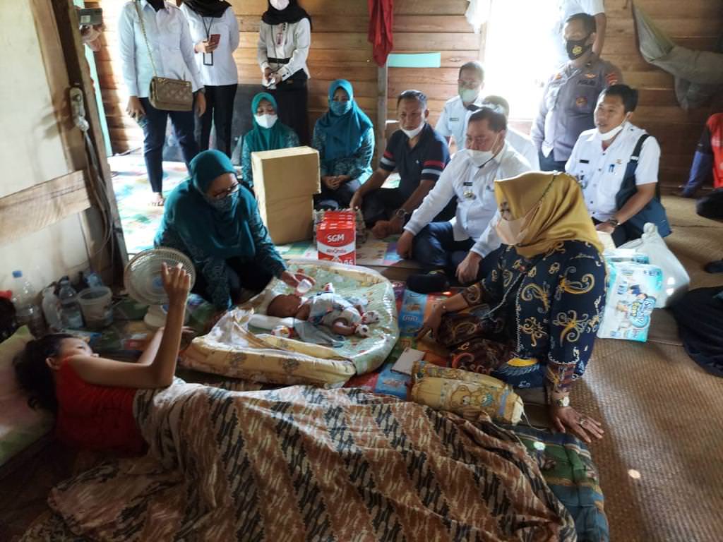 PEDULI: Bupati Kotim, H Halikinnor bersama istri memberikan bantuan sosial kepada warga kurang mampu yang terkena musibah di Desa Bagendang Hilir, Kecamatan Mentaya Hilir Utara, Rabu (13/10).