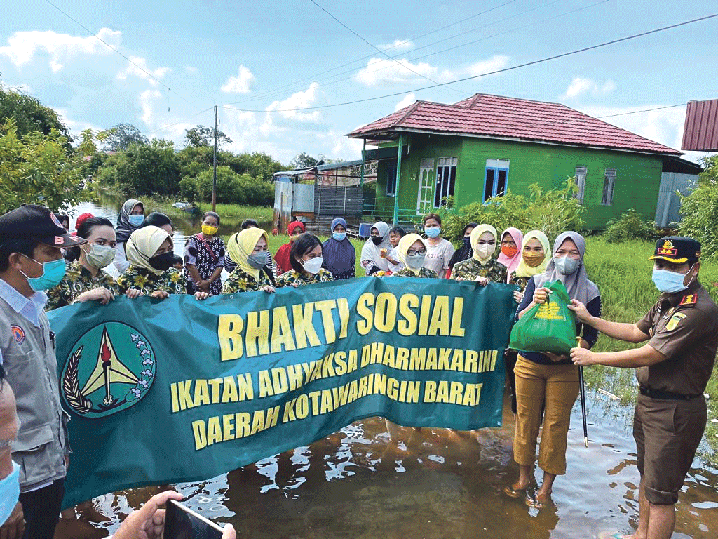 SONY/KALTENG POS PEDULI BANJIR: Kajari Kobar Makrun didampingi IAD Kobar menyerahkan bantuan sembako diwilayah Kelurahan Baru, Rabu (13/10).