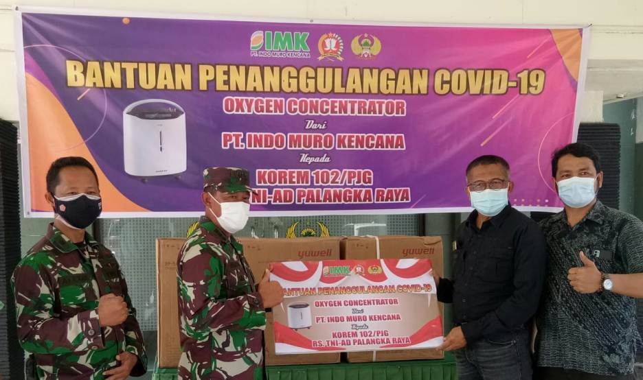 Direktur PT IMK, Irwanto saat menyerahkan Oxigen Concentrator ke RS TNI AD Palangka Raya, Rabu (27/10).