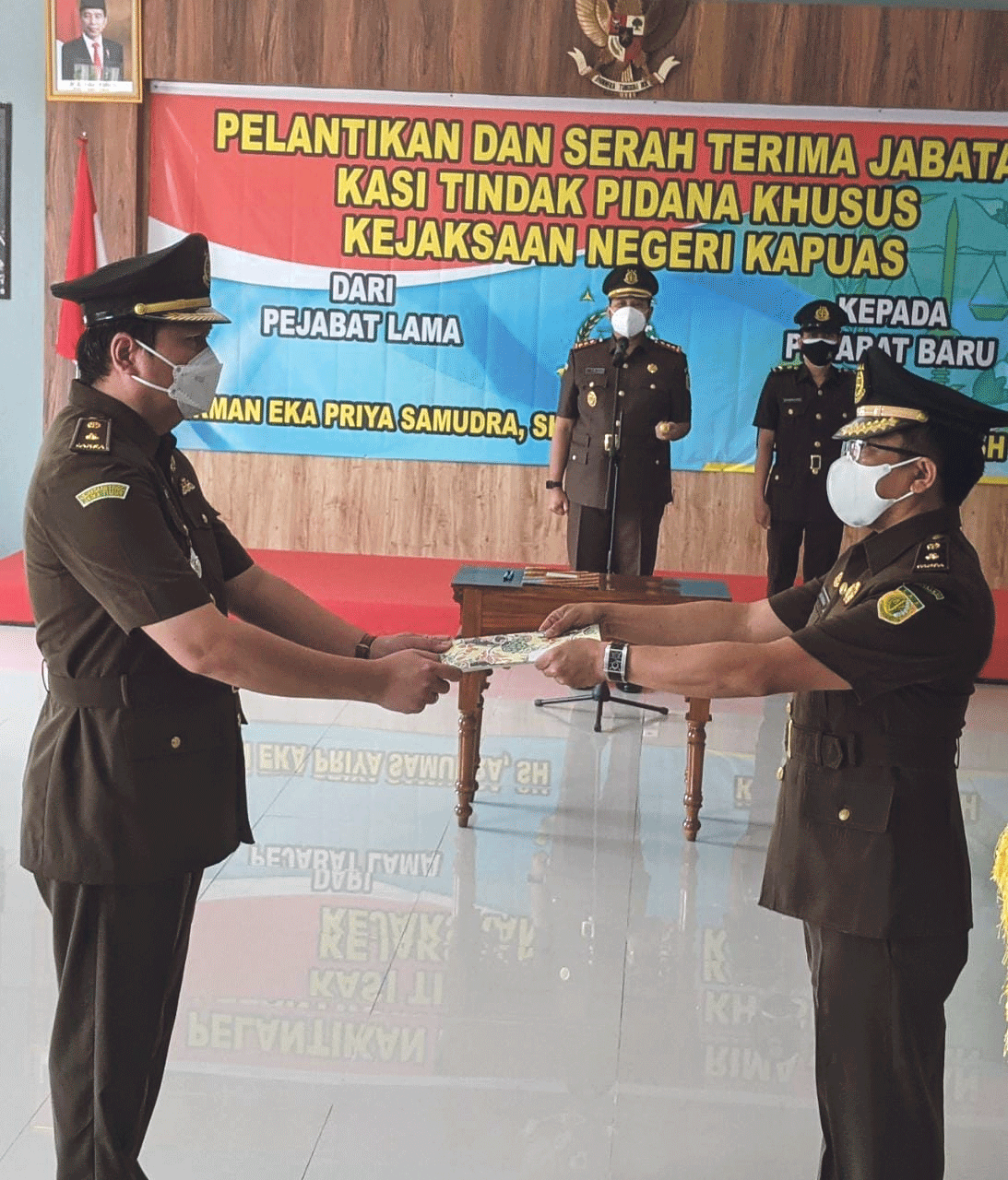 GALIH/KALTENG POS SERTIJAB: Kepala Kejaksaan Negeri Kapuas Arief Raharjo menyaksikan pelimpahan tugas saat serahterima jabatan Kasi pidsus Kejari Kapuas, Kamis (14/10) di Aula Kejari Kapuas.