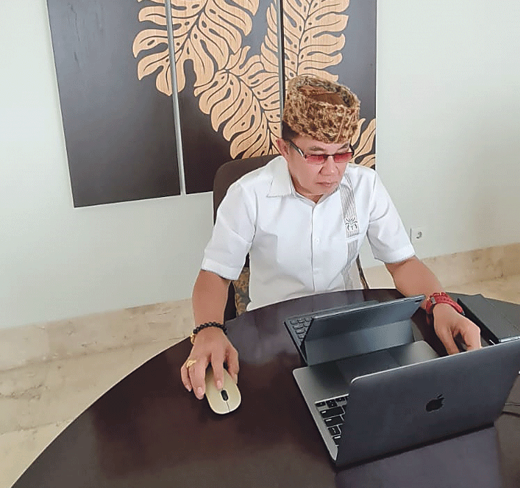 FOTO HMS UPR WEBINAR  : Rektor UPR Dr Andrie Elia MSi memberikan sambutan secara virtual pada Webinar Budaya Nusantara seri IX yang diselenggarakan KSBN Kalteng, Sabtu (23/10/2021).
