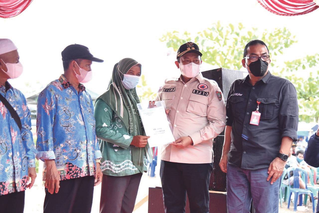 DISKOMINFOSANTIK UNTUK KALTNG POS SERAHKAN SERTIFIKAT: Wakil Gubernur Kalimantan Tengah H Edy Pratowo secara simbolis menyerahkan sertifikat PTSL kepada warga Kecamatan Kapuas Murung, di Balai Desa Sumber Makmur B4, Kecamatan Mantangai, Kabupaten Kapuas,