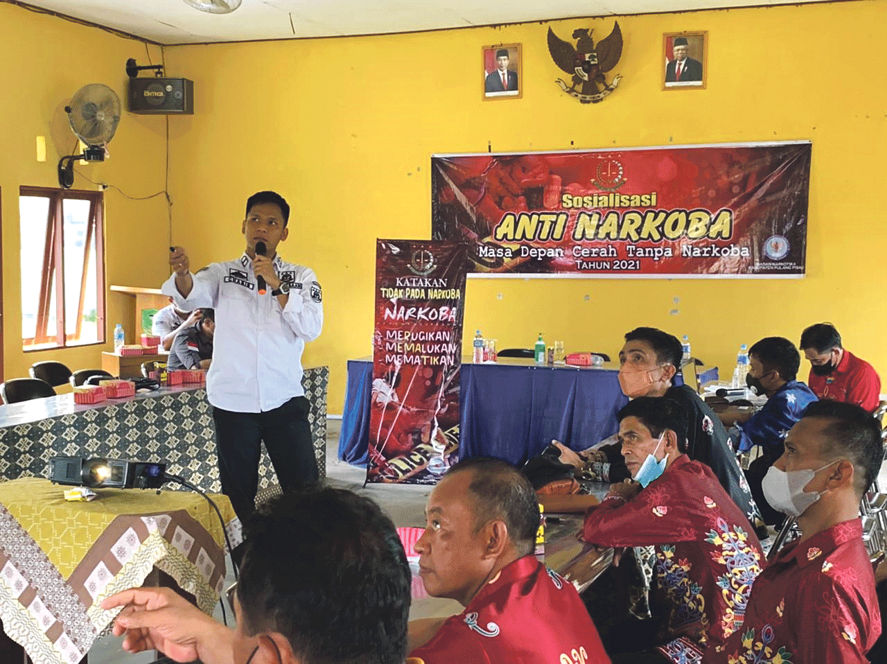 KEJARI PULPIS UNTUK KALTENG POS BERSAMA MELAWAN NARKOBA: Kajari Pulpis (tengah) saat melaksanakan kegiatan sosialisasi anti-narkoba di Kecamatan Kahayan Kuala.  Dalam kegiatan tersebut, Kejari Pulpis mengajak masyarakat untuk bersama-sama berperan aktif m