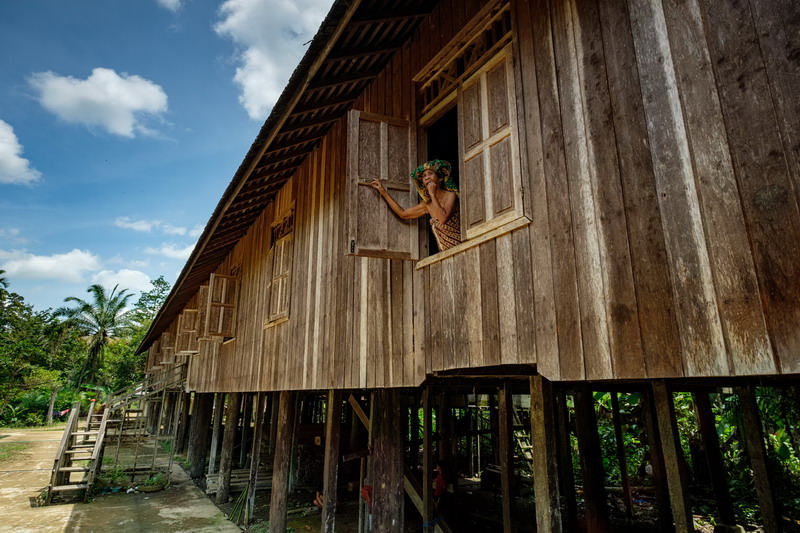 BUKTI SEJARAH: Rumah Betang Tumbang Apat di Desa Konut dibangun pada 1897, dengan salah satu tiang kayu ulin dibawa usai perdamaian Tumbang Anoi. FOTO: HITAM PUTIH BORNEO UNTUK KALTENG POS