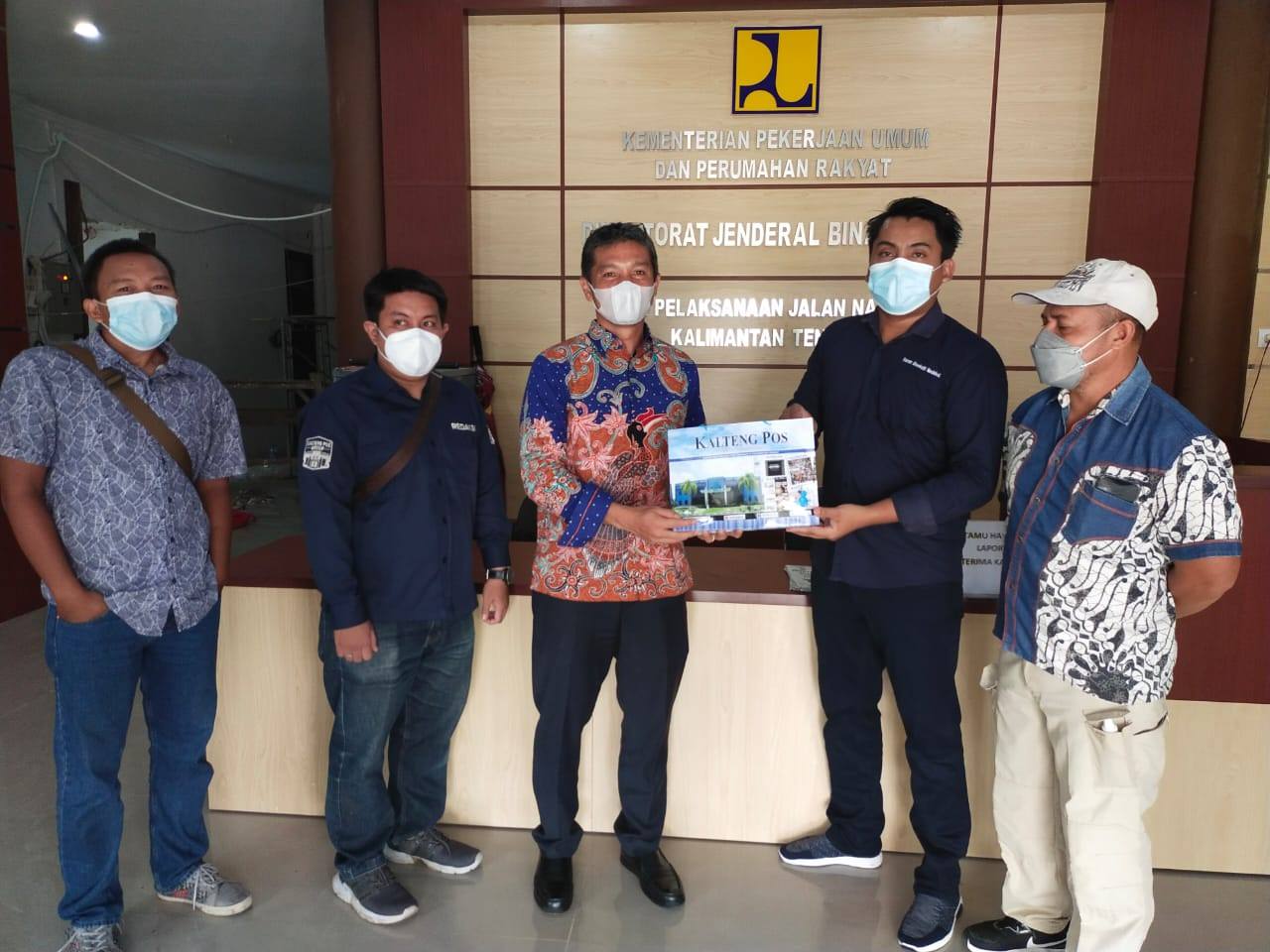 BERSINERGI: Pemred Kalteng Pos Husrin A Latif menyerahkan kenang-kenangan kepada Kepala BPJN Kalteng Hardy Pangihutan Siahaan di kantor BPJN, kemarin (2/11).