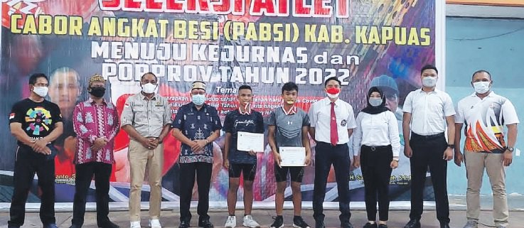BERI DUKUNGAN: Ketua Umum PABSI Kabupaten Kapuas yang juga anggota DPRD Kabupaten Kapuas, Kunanto (kanan) bersama Asisten Administrasi Umum Setda Kapuas Idie I Gaman, Ketua Umum KONI Kapuas H Saferaniansyah, Inspektur Kabupaten Kapuas Heri Bowo dan para p