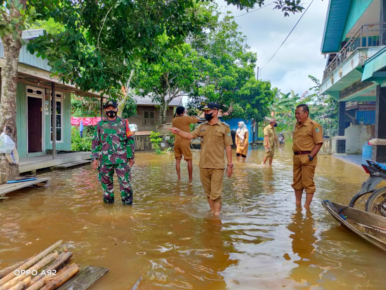 MEMANTAU : Babinsa Koramil 1013-03 Teweh Tengah bersama aparat pemerintah setempat memantau banjir akibat luapan Sungai Barito, Rabu (3/11).