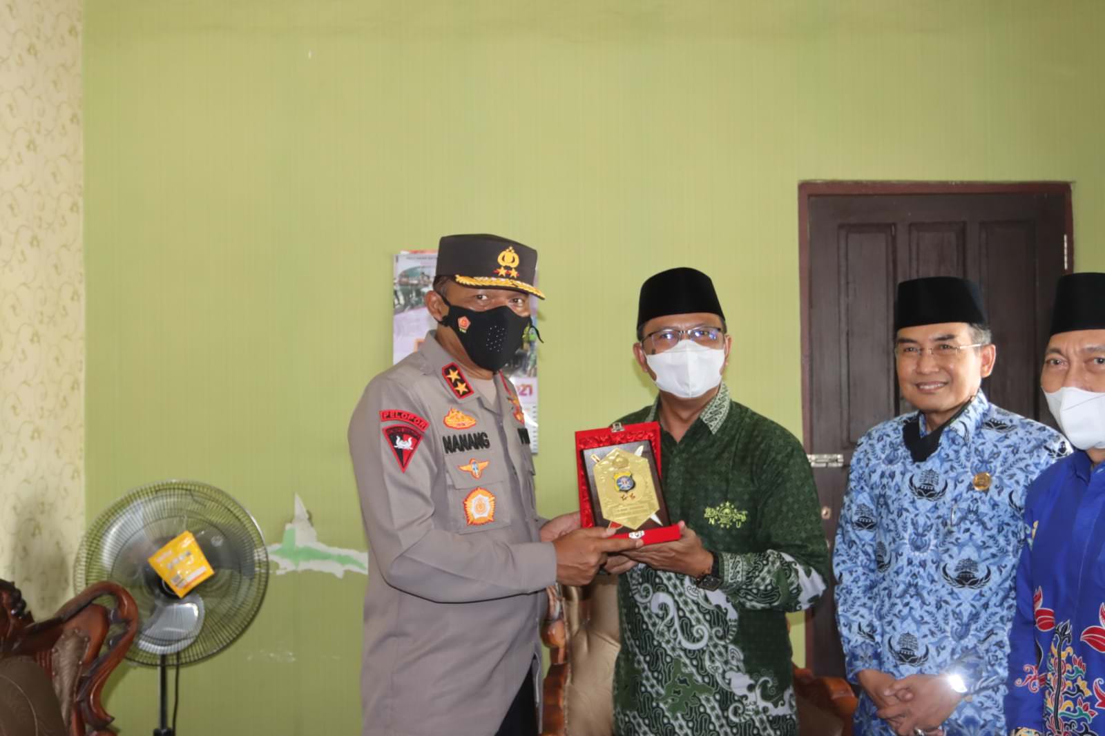 HUMAS UNTUK KALTENG POSKEBERSAMAAN: Kedatangan Kapolda Kalteng Irjen Pol Drs Nanang Avianto diterima oleh Ketua Tanfidziah PWNU Kalteng Dr HM Wahyudie F Dirun dan jajaran, kemarin (17/11).