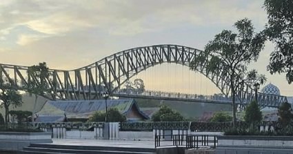 AKAN DIRESMIKAN: Jembatan penyeberangan Sungai Barito yang menghubungkan Kelurahan Melayu Kota Muara Teweh dengan Kelurahan Jingah Kecamatan Teweh Baru, Kabupaten Barito Utara dalam waktu dekat akan diresmikan. (HER/KALTENG POS)