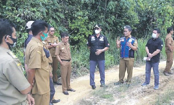CEK JALAN DESA: Wakil Bupati Barito Utara Sugianto Panala Putra didampingi Kepala Dinas PUPR M Iman Topik, dan Kepala Dinas Pertanian Syahmiludin A Surapati mengecek jalan yang tergenang air saat musim hujan dan ini merupakan jalan inspeksi atau jalan lin