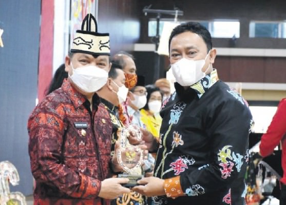 PENGHARGAAN: Bupati Kapuas Ben Brahim S Bahat menerima Penganugerahan Keterbukaan Informasi Badan Publik Pemerintah Kabupaten atau Kota se-Kalimantan Tengah tahun 2021 yang diserahkan Wagub Kalteng H Edy Pratowo di Aula Jayang Tingang Kantor Gubernur Kalt