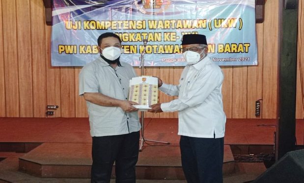 CENDERA MATA: Sekretaris Daerah Kabupaten Kotawaringin Barat Suyanto (kanan) menyerahkan cendera mata kepada Ketua Persatuan Wartawan Indonesia (PWI) Provinsi Kalimantan Tengah Haris Sadikin, Rabu (3/11). (SONY/KALTENG POS)