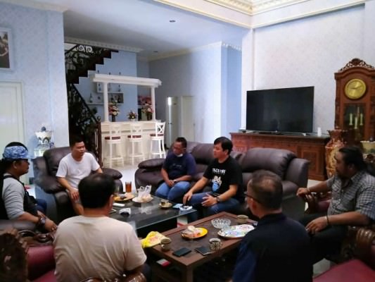 Ketua Umum KWD-Dusmala Bias Layar SH MH bersama pengurus lainnya menyampaikan keberatannya atas munculnya spanduk bahasa Maanyan yang terjadi dalam aksi di Bundaran Besar, beberapa waktu lalu.