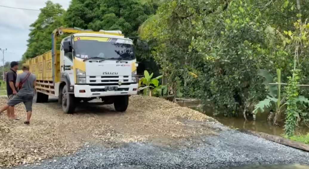 LANCAR: Kondisi lalu lintas di Jalan Tjilik Riwut Km 1,5 Kasongan-Kereng Pangi. Kini sudah bisa dilewati dengan lancar, Senin (15/11). (IST)