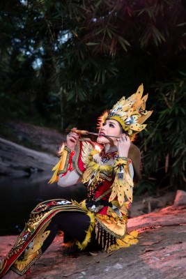 PESONA: Salah seorang Bhayangkari Polda Kalimantan Tengah Putro Suci Rezky MZ Sked saat tampil untuk lebih mengenalkan keindahan budaya Dayak Kalteng. (AGUNG SUSANTO)
