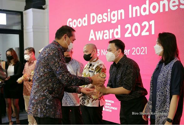 Menteri Perdagangan, Muhammad Lutfi menyerahkan Penghargaan Good Design Indonesia (GDI) 2021 yang berlangsung di Pos Bloc Jakarta, Selasa (23 Nov).
