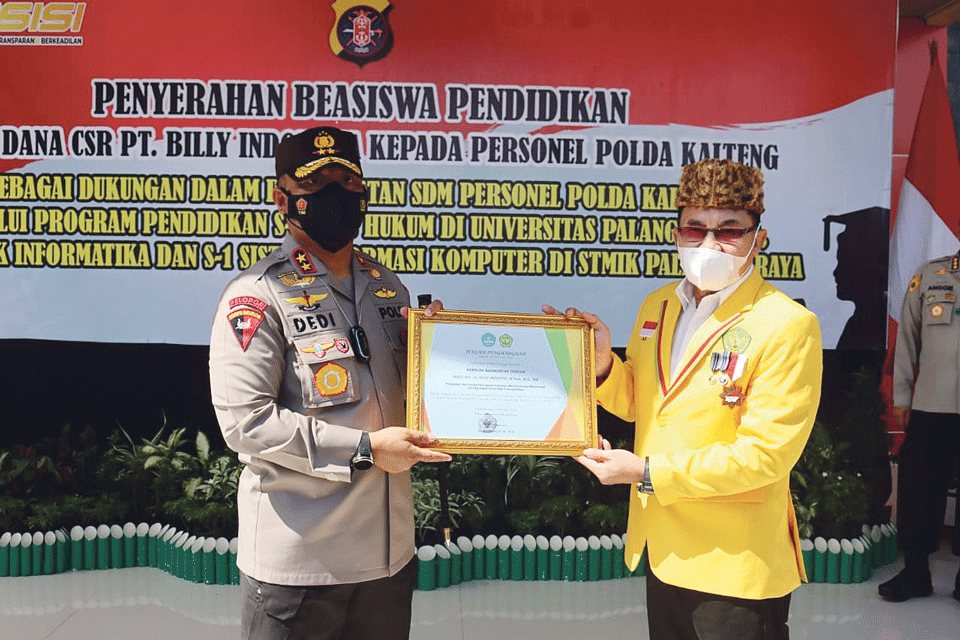 PENGHARGAAN: Kapolda Kalteng Irjen Pol Dr Dedi Prasetyo, M.Hum., M.Si., M.M menerima penghargaan dari UPR yang diserahkan langsung oleh Rektor UPR Dr. Andrie Elia, S.E., M.Si, Senin (1/11). (FOTO: HUMAS POLDA)