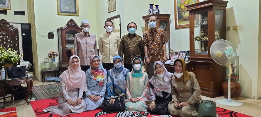 KEBERSAMAAN: Ir H Abdul Razak bersama keluarga saat melakukan silaturahmi di Kota Banjarmasin beberapa waktu lalu. Abdul Razak adalah politikus senior di Kalteng.