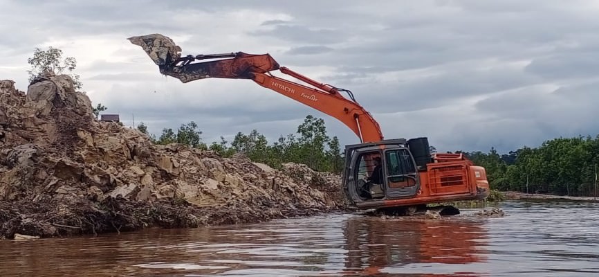 PENGERJAAN: Alat berat yang digunakan dalam proyek pengerjaan jalan di Desa Lawang Kamah, Kecamatan Timpah, Kabupaten Kapuas, Minggu (12/12). FOTO: TIM UNTUK KALTENG POS