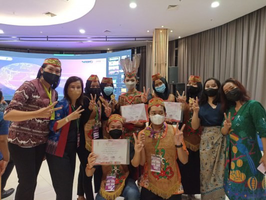 DOKUMEN PRIBADI UNTUK KALTENG POS PRESTASI: Peserta lomba I2ASPO utusan Kalteng dari SMAN 2 Palangka Raya saat menerima penghargaan di Surabaya, 11-15 Desember lalu.