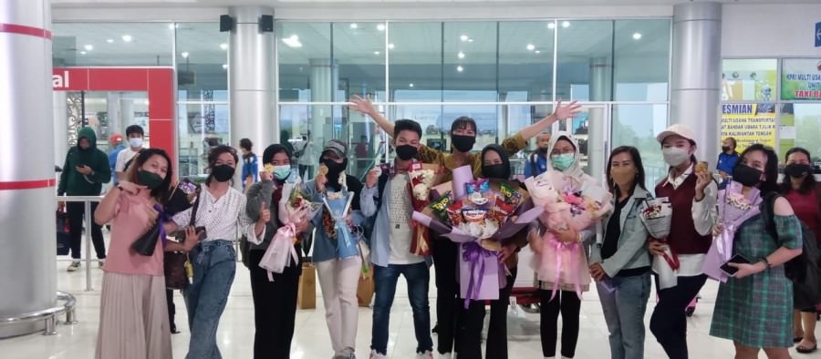 BERPRESTASI: Peserta lomba I2ASPO utusan Kalteng dari SMAN 2 Palangka Raya mendapat penyambutan saat tiba di Bandara Tjilik Riwut Palangka Raya, Selasa (15/12). FOTO: DOKUMEN PRIBADI UNTUK KALTENG POS