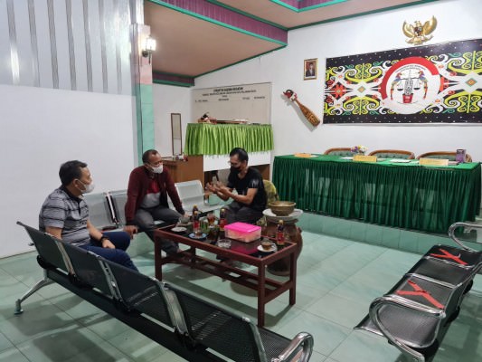 NGOBROL SANTAI: Damang Jekan Raya Kota Palangka Raya Kardinal Tarung (kanan) saat berbincang masalah kearifan lokal dengan tamunya, beberapa waktu lalu.