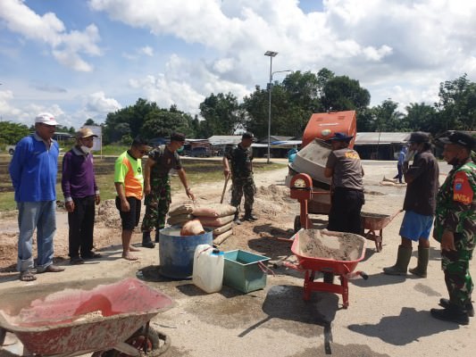 Anggota DPRD Kapuas, Didi Hartoyo bersama TNI/Polri, serta masyarakat melaksanakan gotong royong di Bundaran Desa Pujon, Kamis (30/12).