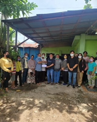 PEDULI  : Ketua Umum Kerukunan Warga Dusmala Kota Palangka Raya, Bias Layar SH MH menyerahkan bantuan untuk korban banjir di Palangka Raya. FOTO DUSMALA/KALTENG POS
