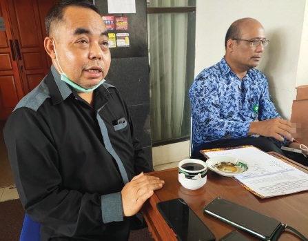 DISKUSI: Anggota DPRD Katingan, Riming, (kiri) ketika diskusi santai dengan sejumlah pegawai di Kantor DPRD Kabupaten Katingan, beberapa waktu lalu. (JERI/KALTENG POS)