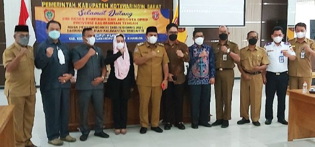 FOTO BERSAMA: Wakil Bupati Kotawaringin Barat Achmadi Riansyah saat foto bersama anggota DPRD Provinsi Kalteng usai menggelar reses, Senin (6/12). (SONY/KALTENG POS)