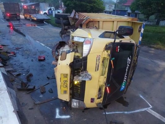 RUSAK: Kecelakaan lalu lintas terjadi di bilangan Jalan Tjilik Riwut Km 7 dekat traffic light simpang Jalan Hiu Putih, Palangka Raya, Selasa (14/12) dini hari. Mobil dump truck menabrak median jalan (road barrier). (HMS POLDA UNTUK KALTENG POS)