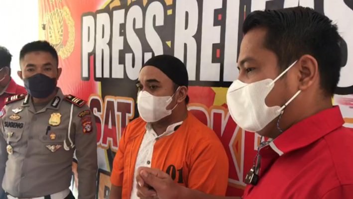 INTEROGASI: Kasatreskrim Polres Kapuas AKP Kristanto Situmeang dan Kasatlantas AKP Sugeng, saat menginterogasi tersangka Tal