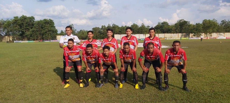 FOTO BERSAMA: Tim Bhayangkara ketika berfoto bersama jelang pertandingan melawan Sekunyir FC di Stadion Sampuraga Baru, Minggu (19/12). (SONY/KALTENG POS)