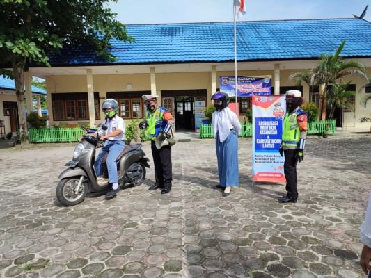 SOSIALISASI: Anggota Satlantas Polres Kobar ketika melakukan sosialisasi kepada siswa-siswi SMK Harapan Pangkalan Bun, Senin (20/12). (POLRES KOBAR UNTUK KALTENG POS)