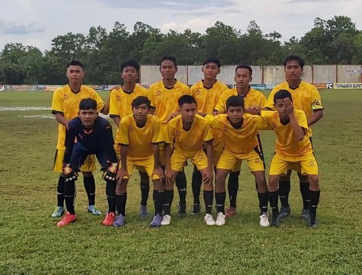 SURATIN: Para pemain Suratin U-17 ketika berfoto bersama sebelum melakukan pertandingan di Stadion Sampuraga Baru, Selasa (28/12). (SONY/KALTENG POS)