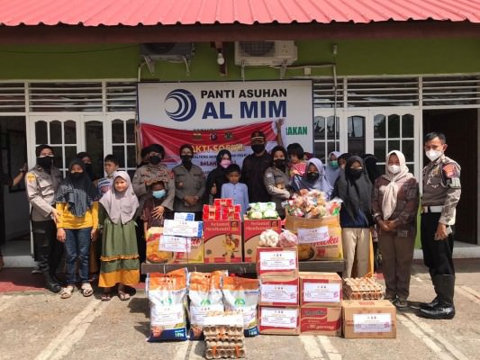 BERBAGI: Polwan Polda Kalteng saat mengunjungi Panti Asuhan Al - Mim di Jalan Semeru, kemarin. (FOTO: HUMAS POLDA)