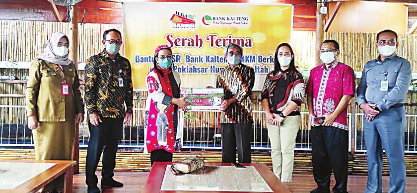 Direktur Utama Bank Kalteng Yayah Diasmono secara sumbolis menyerahkan CSR UMKM Berkah kepada Poklahsar Huma Gawin Itah di JT Fresh di Jalan G Obos, Senin (13/12).