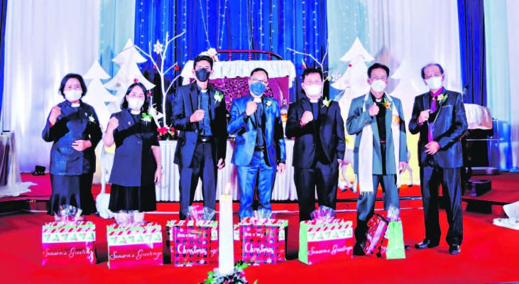 SUKA CITA NATAL: Pendeta Pelayanan Lingkup Jemaat GKE Palangka 1 Bersama Ketua Panitia Natal Jemaat GKE Palangka 1 saat menghadiri perayaan puncak Natal 2021 di Gereja Hosana Palangka Raya, Rabu (22/12).