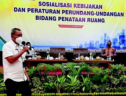 Kepala Dinas PUPR Palangka Raya Arbert Tombak SE (kiri) saat men-jadi narasumber sosialisasi kebijakan dan peraturan perundang-undangan Bidang Penataan Ruang di Palangka Raya, Rabu (8/12).