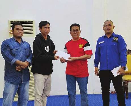 BERI MOTIVASI: Wabup Mura, Rejikinoor (dua dari kanan) menyerahkan uang pembinaan kepada pemain Persemura di Rujab Wabup setempat, Jumat (14/1).