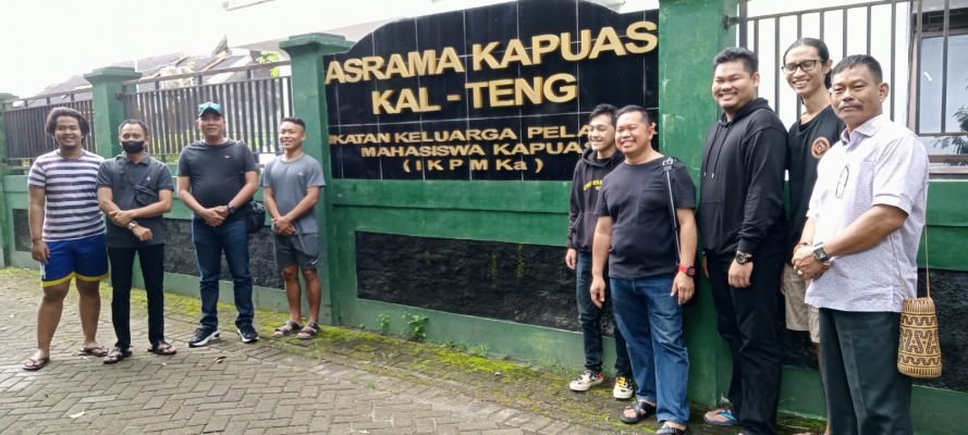 KUNJUNGAN: Wakil Ketua I DPRD Kapuas, Yohanes bersama Ketua Komisi III Kapuas Rahmad Jainudin, Anggota Komisi III Franco B Dehen, dan Thosibae Limin saat berkunjung di Asrama Ikatan Keluarga Pelajar Mahasiswa Kapuas di Yogyakarta, pekan lalu.