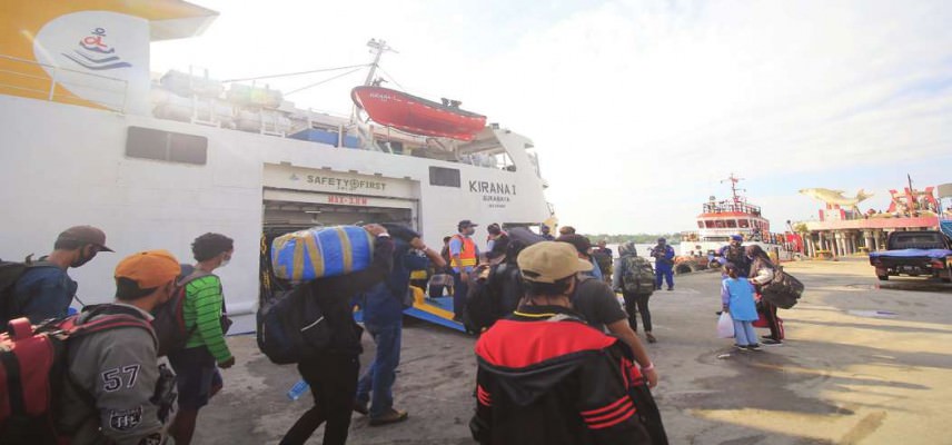 Penumpang angkutan laut ketika masuk ke kapal di Pelabuhan Sampit, Kabupaten Kotawaringin Timur, beberapa waktu lalu.