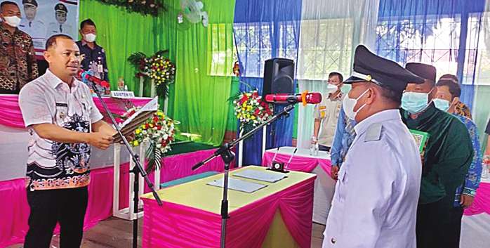 DILANTIK : Bupati Barito Selatan H Eddy Raya Samsuri saat melantik PAW Kepala Desa Kelanis, Jumat (28/1).