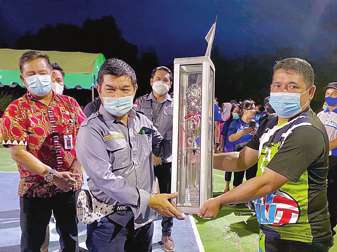 MOTIVASI : Bupati Barito Timur Ampera AY Mebas menyerahkan hadiah kepada pemenang Turnamen Voli IGI di Komplek Nansarunai Tamiang Layang, Jumat (28/1).