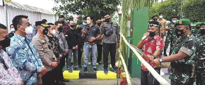 PENYAMBUTAN: Wakil Bupati Barito Utara Sugianto Panala Putra saat menyambut kunjungan Komandan Korem 102 Panju Panjung Brigadir Jenderal TNI Yudianto Putrajaya dengan acara adat potong hompong di Makodim 1013/Mtw, Jumat (28/1).