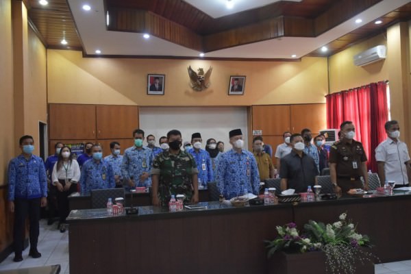 PENANDATANGANAN KONTRAK: Sekda Kapuas Septedy saat mengikuti kick off penandatanganan kontrak Pengadaan barang/jasa di lingkungan Pemerintah Kalteng dan Kabupaten/Kota se Kalteng Tahun Anggaran 2022 serentak secara virtual yang dipimpin Wakil Gubernur Kal