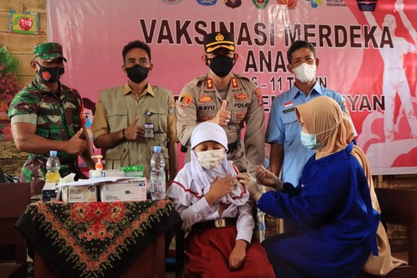 VAKSINASI ANAK: Kapolres Seruyan AKBP Bayu Wicaksono meninjau pelaksanaan vaksinasi anak di SDN 2 Kuala Pembuang II. (FOTO: HUMAS POLDA)